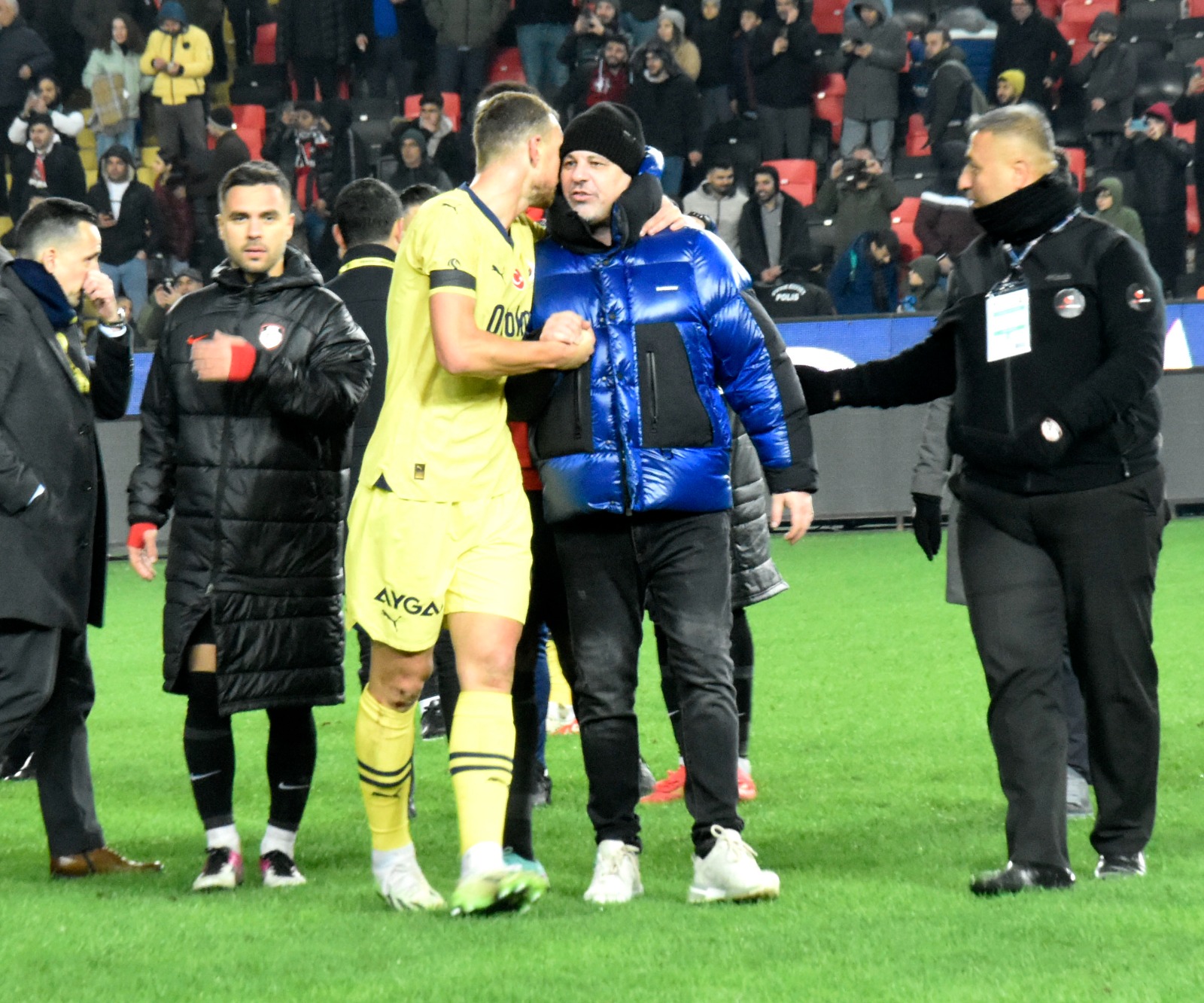 Edin Dzeko s-a dus direct la Marius Șumudică pe gazon, după Gaziantep - Fenerbahce. Ce a urmat la vestiare