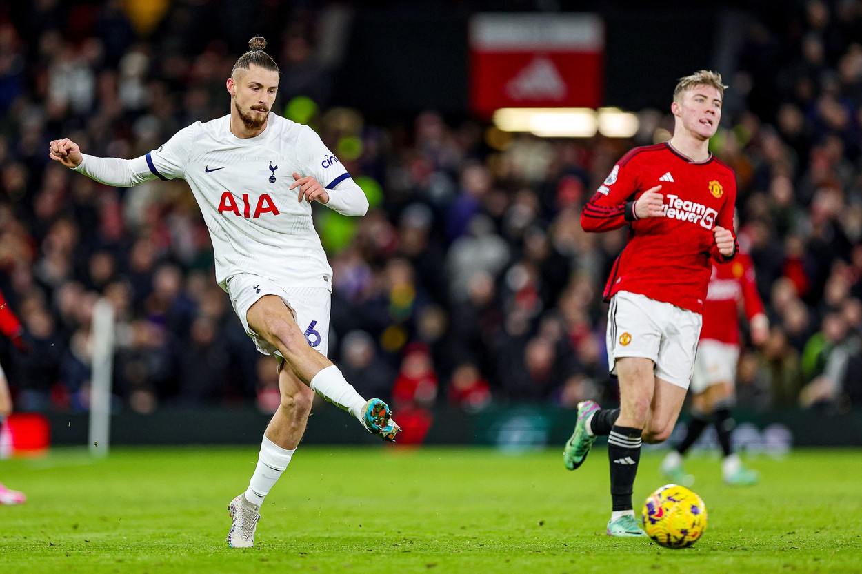 Câți bani primește Radu Drăgușin după debutul la Tottenham. Fundașul român a jucat 10 minute pe Old Trafford