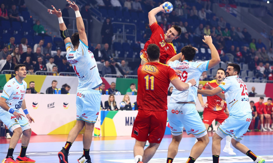 Torwurf von Iosif Andrei Buzle (Rumaenien) Rumaenien vs Spanien, Handball, Maenner, EHF Euro 2024, Gruppe B, 2. Spieltag