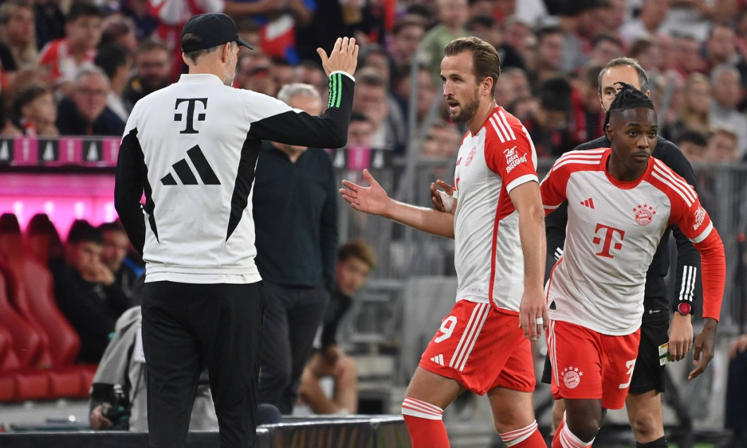 Trainer Thomas TUCHEL (Bayern Muenchen) mit Harry KANE (Bayern Muenchen) nach Auswechslung. Einwechslung Mathys TEL (FCB