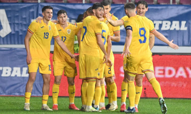 Bucurie a fotbalistilor romani dupa un gol marcat cu Rares Ilie,Marius Corbu, Adrian Mazilu,Matei Ilie si Louis Munteanu