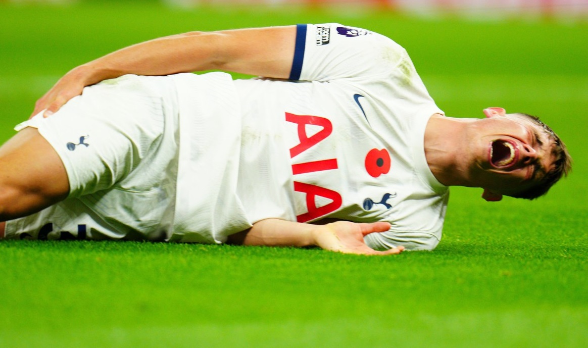 Titular în fața lui Radu Drăgușin la Tottenham, Micky van de Ven se confruntă cu o mare problemă