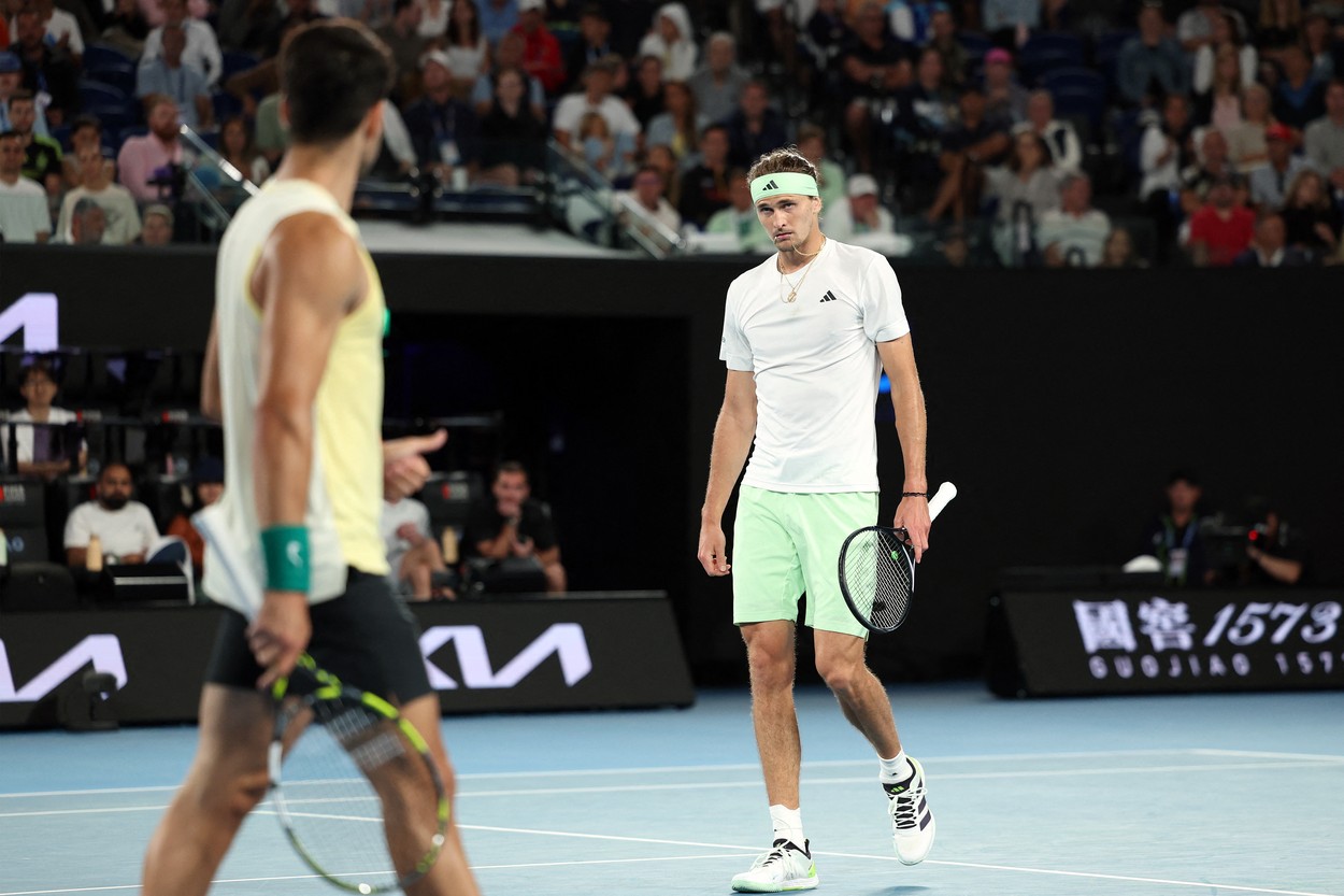 Carlos Alcaraz, eliminat de la Australian Open. Alexander Zverev s-a calificat în semifinale