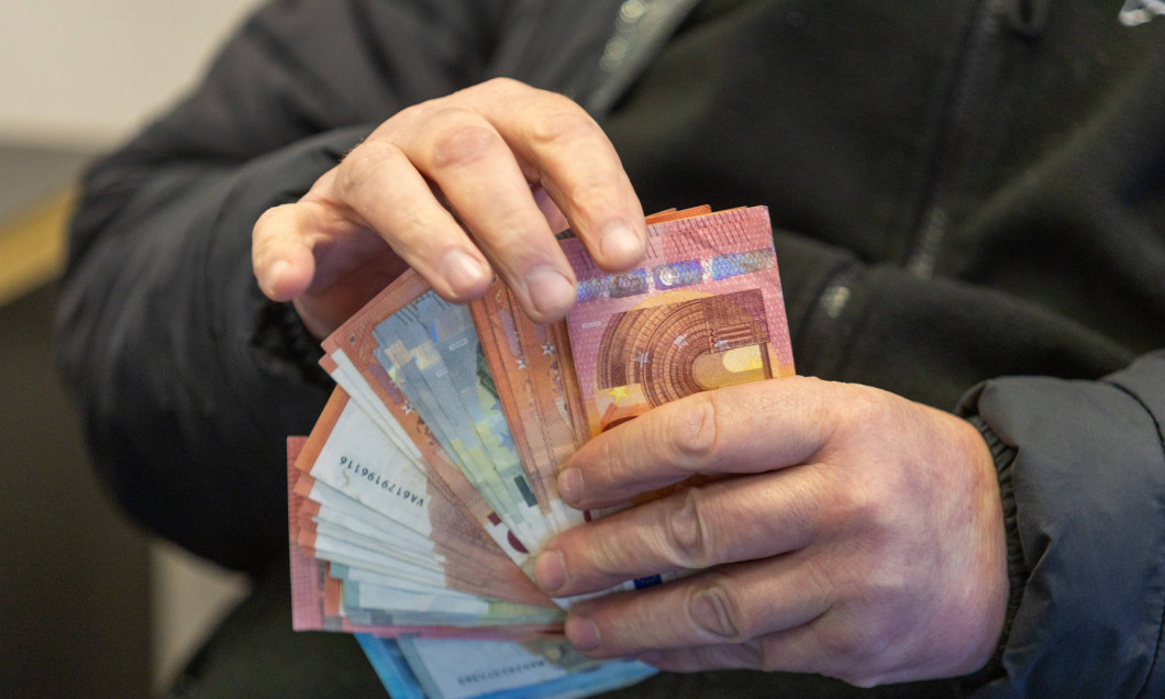 09.01.2023. Viljandi. Hands holding money. Fan made up of Euro bills. Photo: /SAKALA Viljandi Viljandimaa Eston
