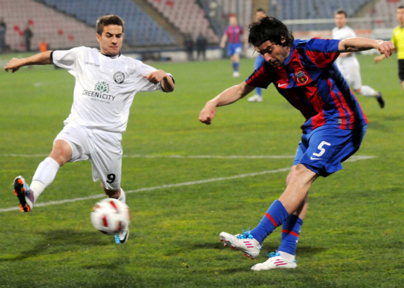 1.FOTBAL:STEAUA BUCURESTI-FC UNIREA URZICENI 2-0,LIGA 1 (5.04.2011)