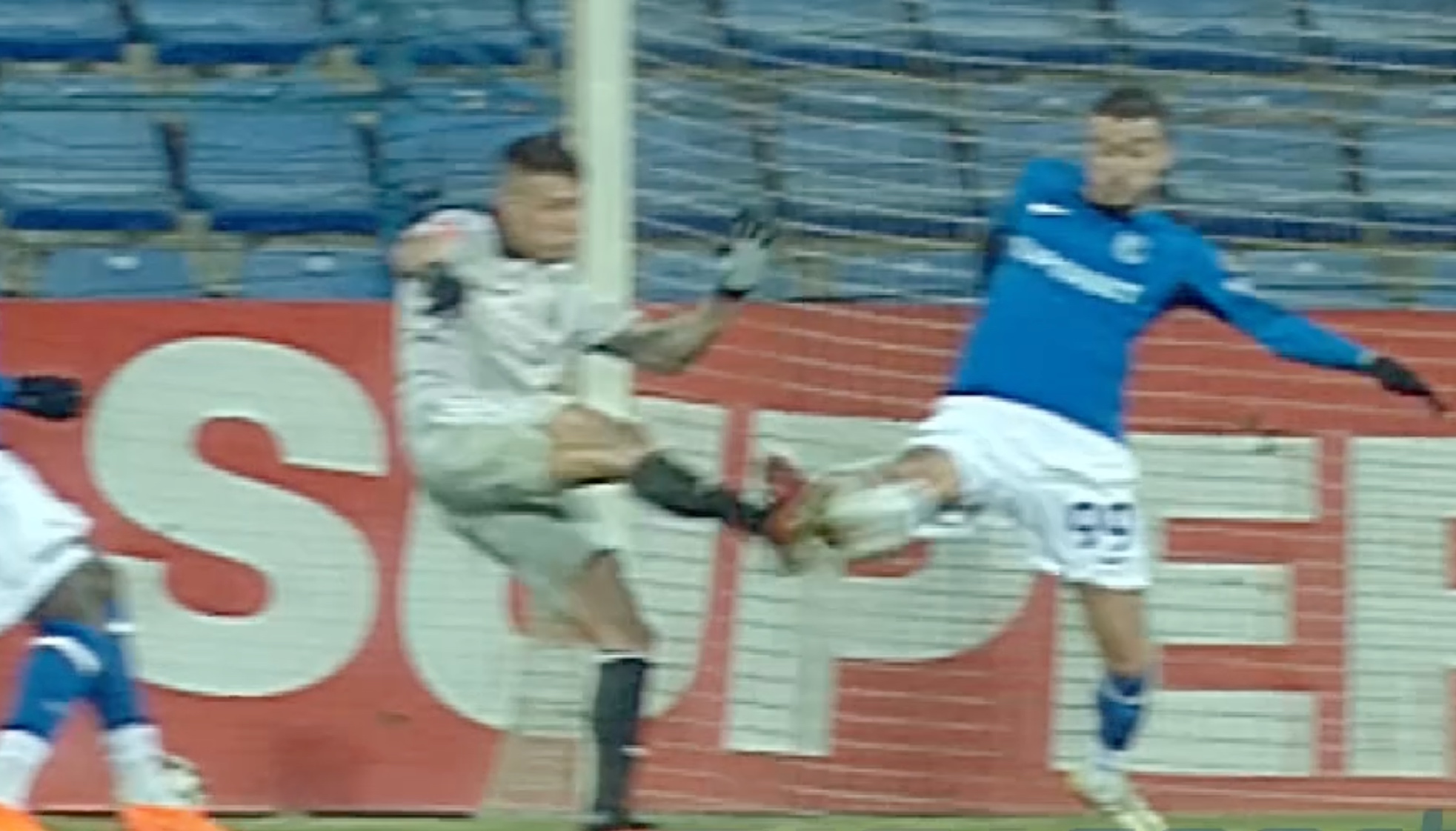 FCU Craiova a cerut penalty cu Farul, arbitrul a lăsat jocul să continue. Verdictul dat în direct: ”Greșeală mare!”