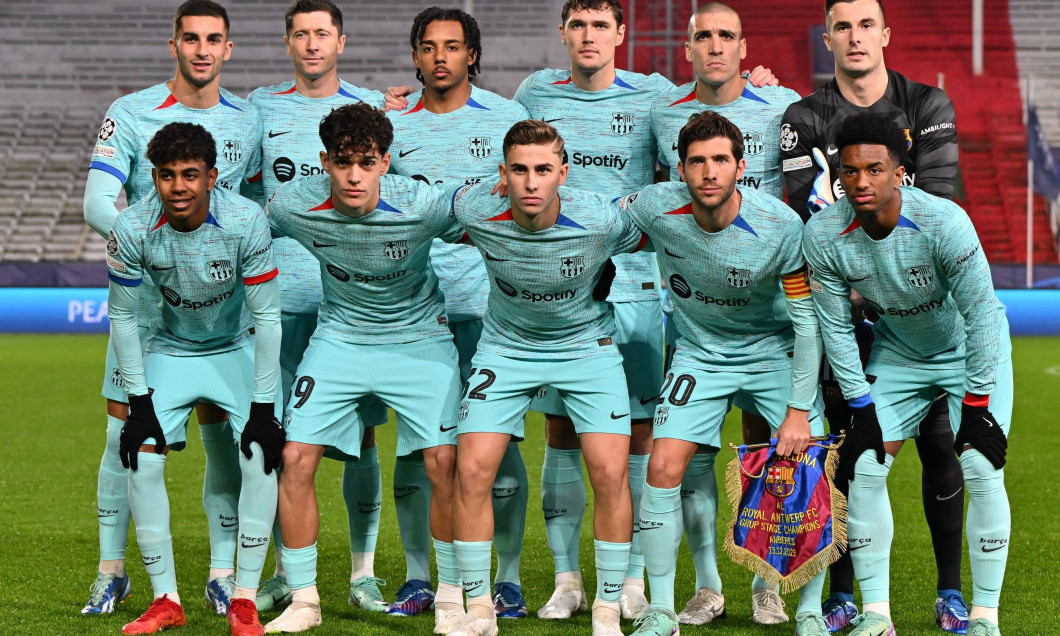 231213 R Antwerp FC vs FC Barcelona, Barca players of Barcelona with Ferran Torres (7) of Barcelona, Robert Lewandowski