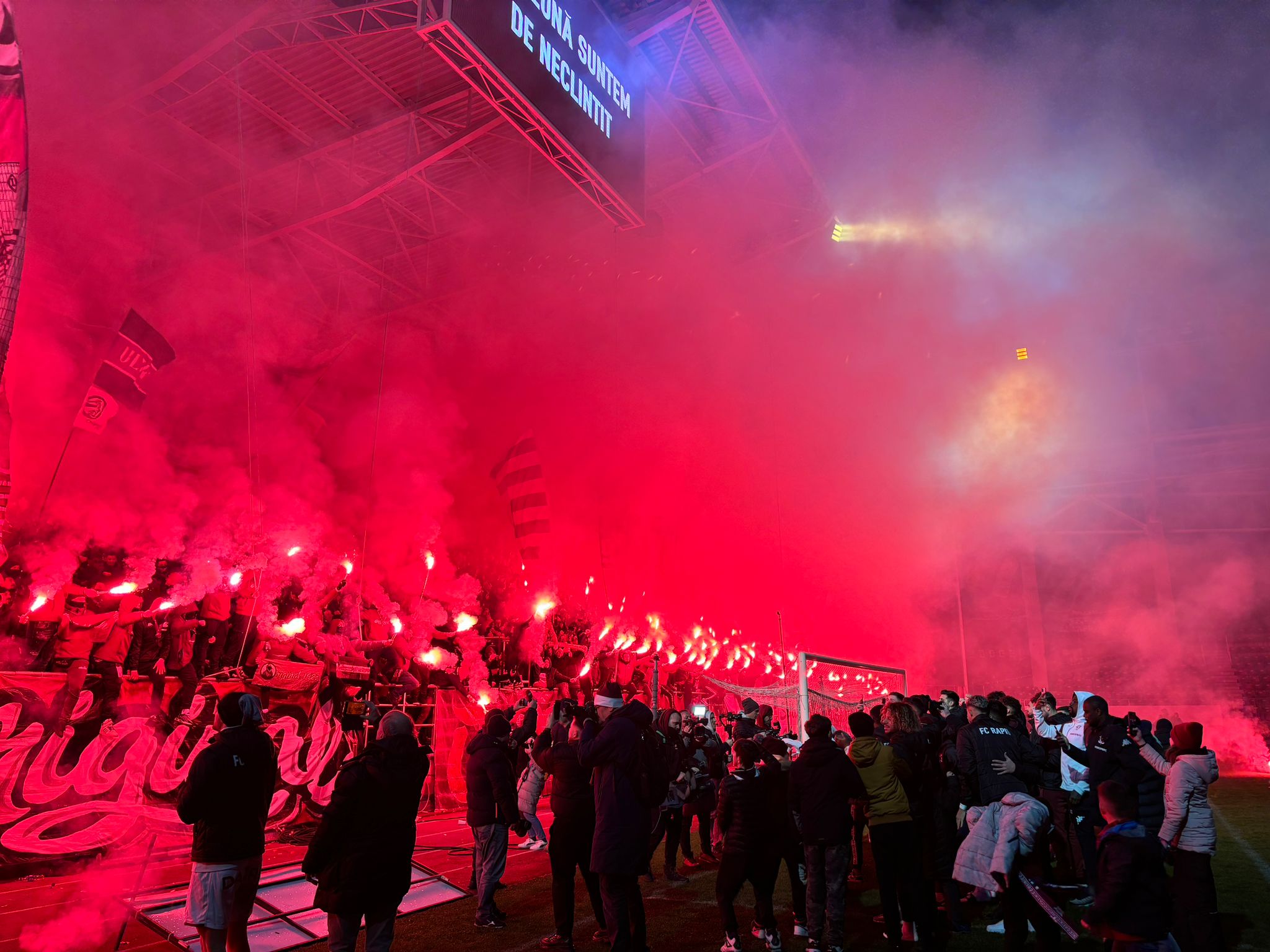 ”Fiesta” în Giulești! Jucătorii Rapidului au sărbătorit victoria din derby-ul cu Dinamo alături de fani