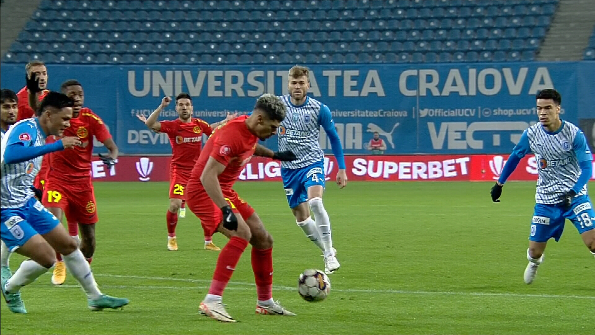 Universitatea Craiova - FCSB 0-1, ACUM, Digi Sport 1. Darius Olaru deschide scorul de la 11 metri