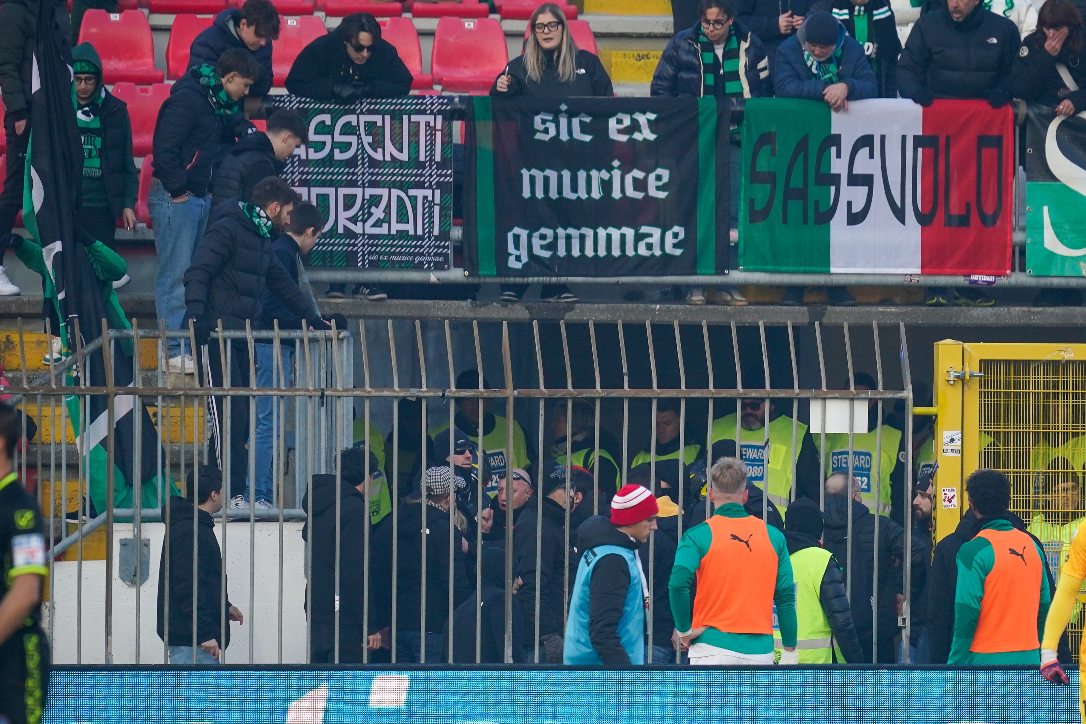 Serie A, aproape de o tragedie! Un suporter a căzut în cap de la o înălțime de 3 metri