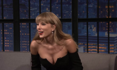 Taylor Swift makes an appearance on US TV chat show &quot;Late Night with Seth Meyers&quot;