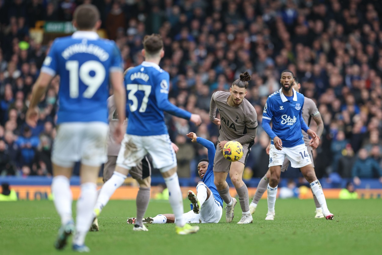 Radu Drăgușin, cerut titular la Tottenham după remiza cu Everton: ”Scoateți-l pe Romero”