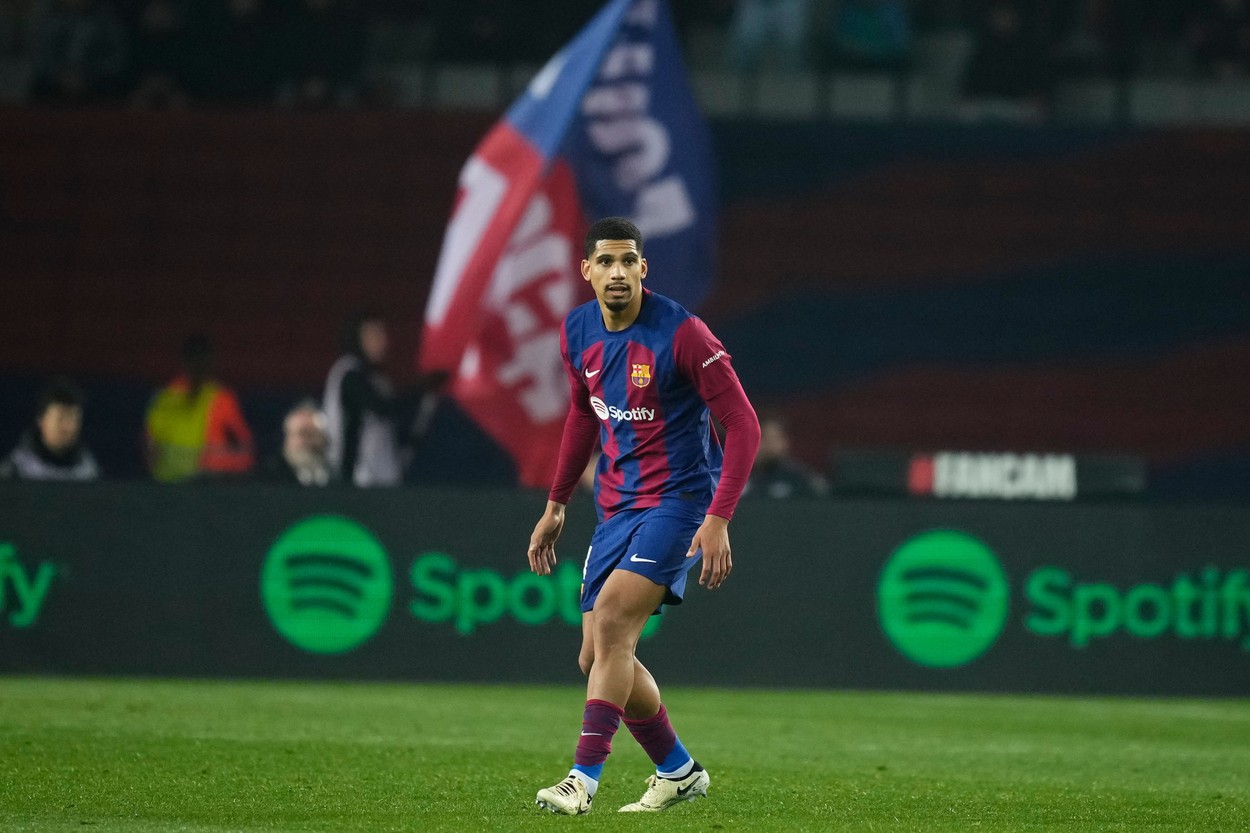 Bayern nu renunță la transferul lui Ronald Araujo: au reluat discuțiile cu vedeta Barcelonei