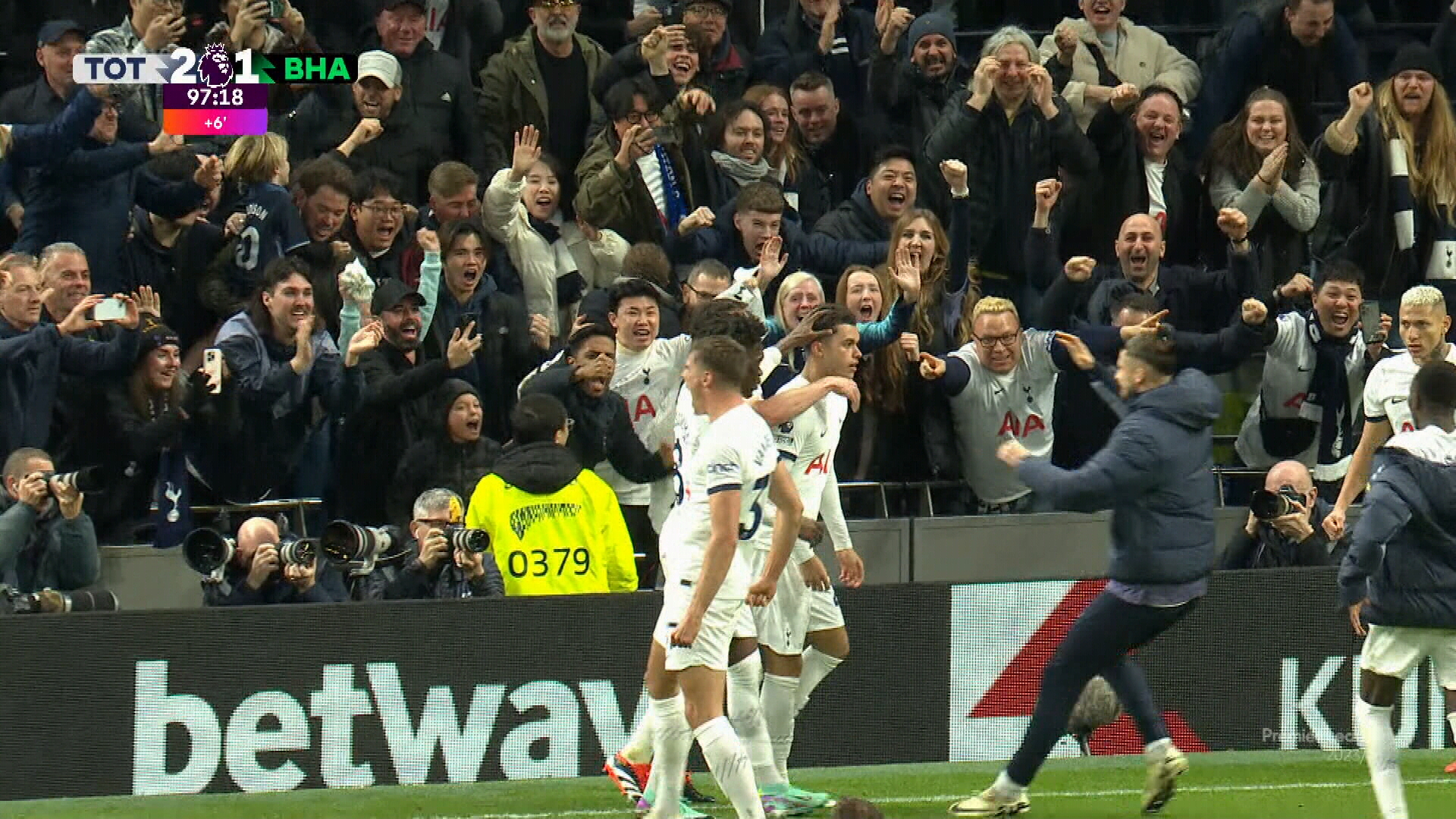 A intrat pe teren! Reacția lui Radu Drăgușin după ce Tottenham a marcat golul victoriei în minutul 90+6