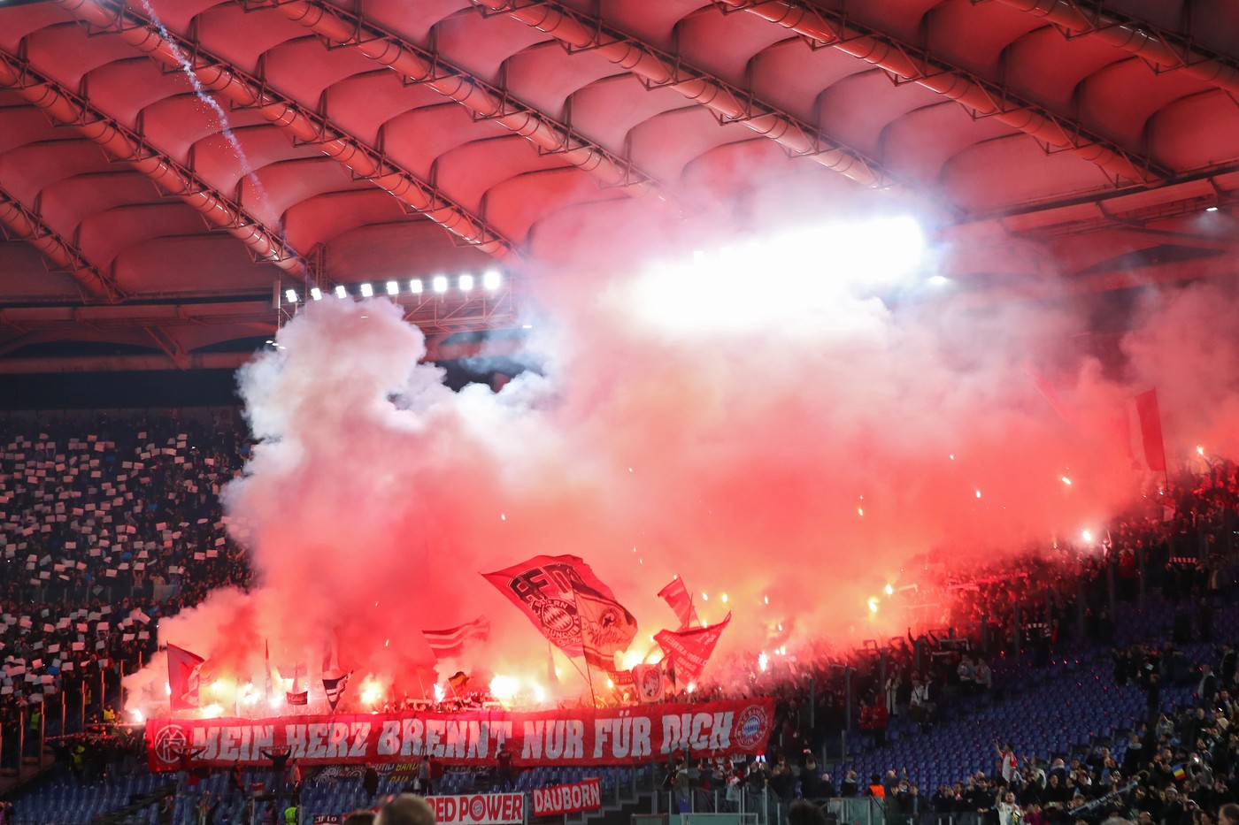 Ce spectacol! Ultrașii de la Lazio - Bayern au reușit să mute meciul în peluză