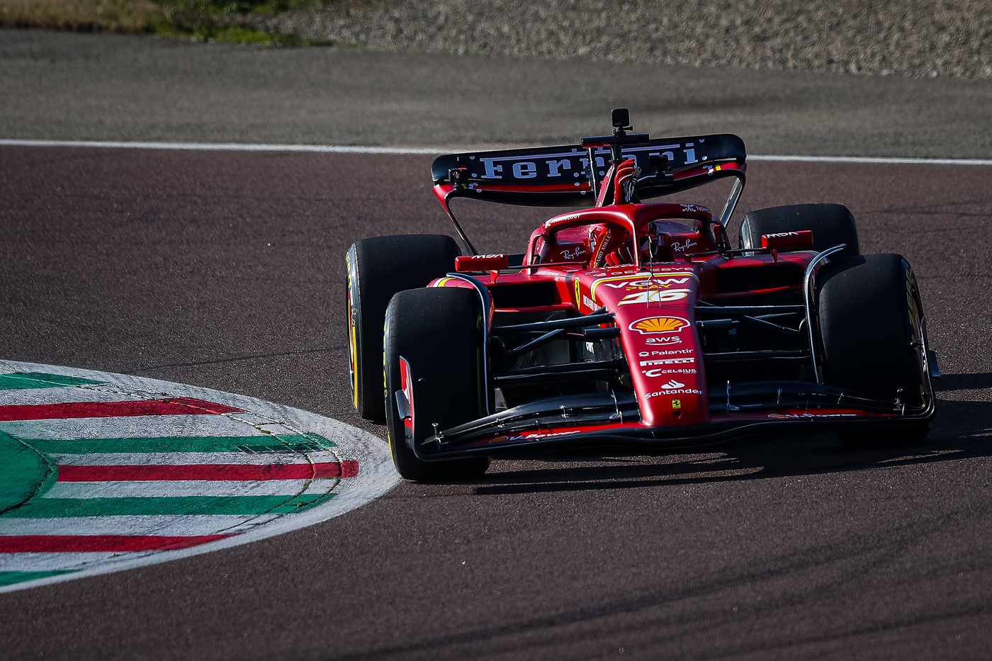 Hamilton a semnat, iar Ferrari și-a prezentat noul monopost! Scuderia, 16 ani fără titlu