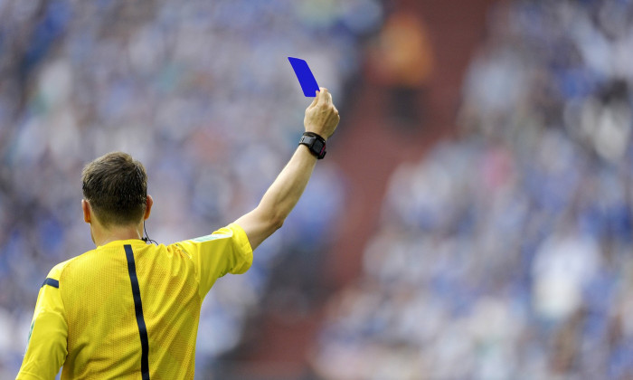 Fussball: Schiedsrichter zeigt die blaue Karte M , Symbolbild. Laut Gerüchten wird die Einführung der blauen Karte erwäg