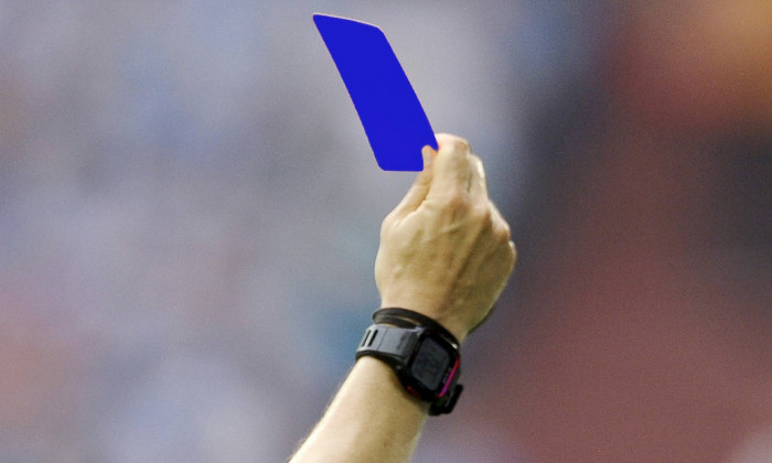 Fussball: Schiedsrichter zeigt die blaue Karte M , Symbolbild. Laut Gerüchten wird die Einführung der blauen Karte erwäg