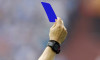 Fussball: Schiedsrichter zeigt die blaue Karte M , Symbolbild. Laut Gerüchten wird die Einführung der blauen Karte erwäg