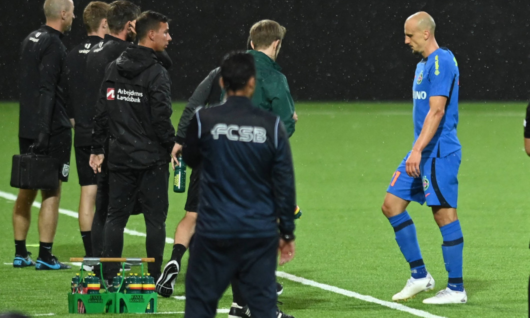 Vlad Iulian Chiriches paraseste terenul eliminat la meciul de fotbal dintre FC Nordsjaelland si FCSB, din cadrul UEFA Eu