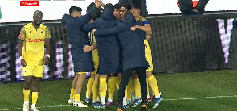 Petrolul - Poli Iași 2-1. Nebunie la Ploiești! Gazdele au dat lovitura în minutul 90+4 și au urcat pe loc de play-off