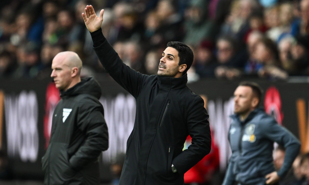 Premier League Burnley v Arsenal Mikel Arteta Manager of Arsenal gives his team instructions during the Premier League m