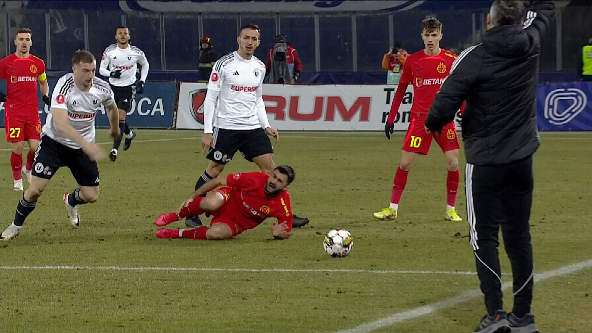 U Cluj - FCSB 0-0, ACUM, pe Digi Sport 1. Târnovanu îi salvează pe roș-albaștri! Penalty ratat de Nistor