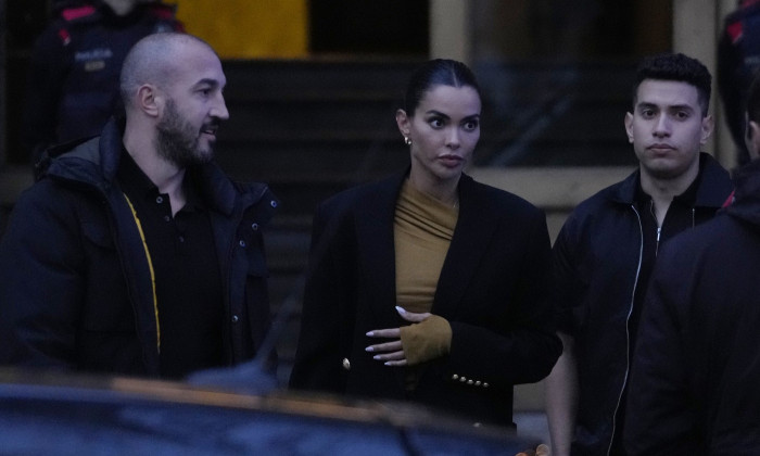 JOANA SANZ JUNTO ALA MADRE DE DANI ALVES Y FAMILIARES SALIENDO DEL JUICIO TRAS DECLARAR