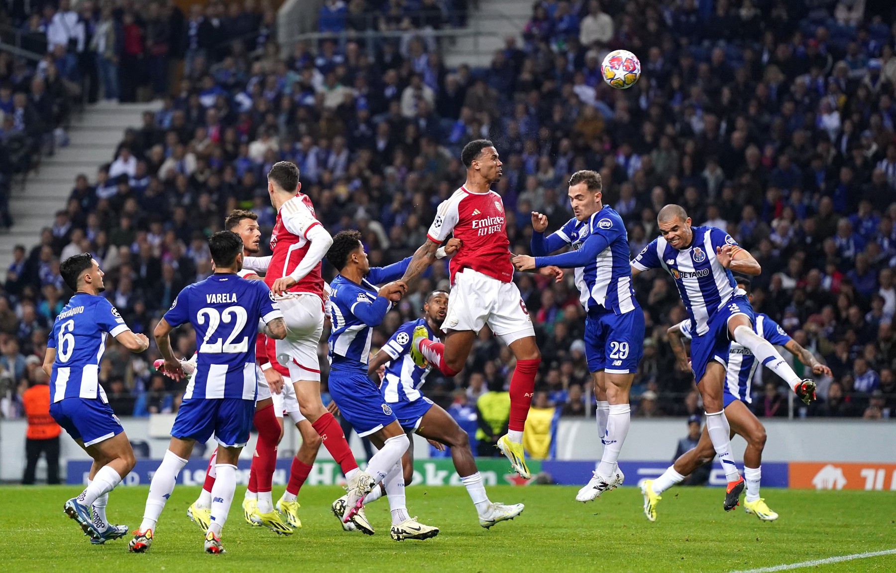 Porto – Arsenal 1-0. Lusitanii au dat lovitura pe final! Se anunță un retur de foc la Londra