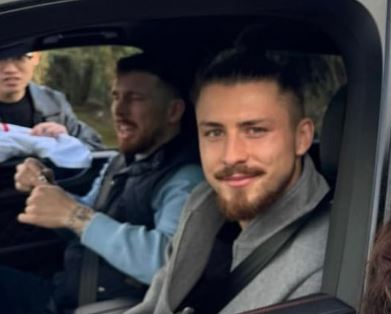 "Două bestii". Englezii au văzut cu cine s-a aflat în mașină Radu Drăgușin și au reacționat