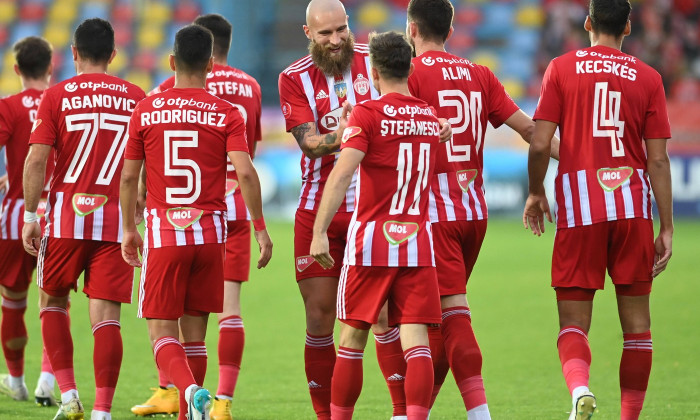Branislav Ninaj il felicita pe Marius Stefanescu dupa un gol marcat in meciul de fotbal dintre FC Voluntari si Sepsi OSK