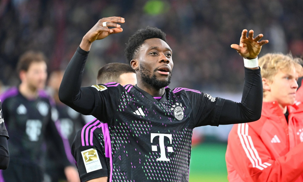 Alphonso DAVIES (Bayern Muenchen) Schlussjubel nach Spielende, Aktion,Einzelbild,angeschnittenes Einzelmotiv,Halbfigur,h