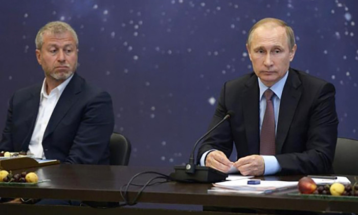 Russian billionaire Roman Abramovich (left) at a meeting with Vladimir Putin
