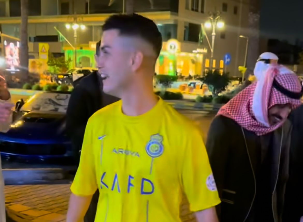 Seamănă perfect cu Cristiano Ronaldo și a atras toate privirile la Riad. Cine este sosia lui CR7