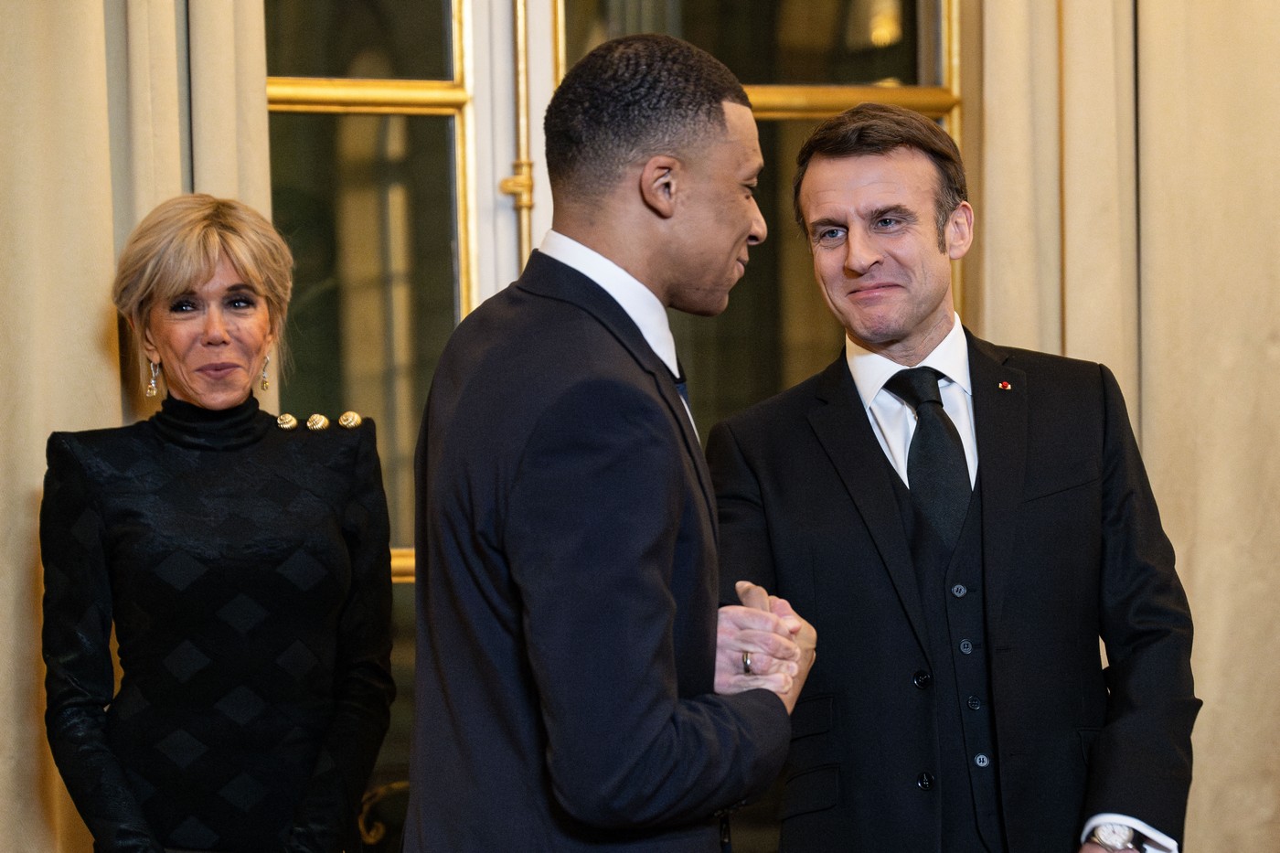 Emmanuel Macron insistă ca Mbappe să joace la Jocurile Olimpice. Președintele Franței s-a întâlnit cu tatăl jucătorului
