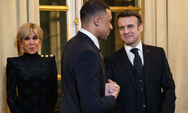 Le président Emmanuel Macron et l&apos;émir du Qatar accueillent les invités au dîner d&apos;état en l&apos;honneur de l&apos;émir au palais de l&apos;Elysée à Paris