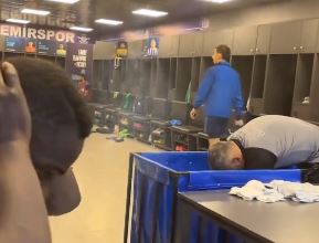 Mario Balotelli se ține de glume: a dat cu o petardă în vestiarul celor de la Adana Demirspor