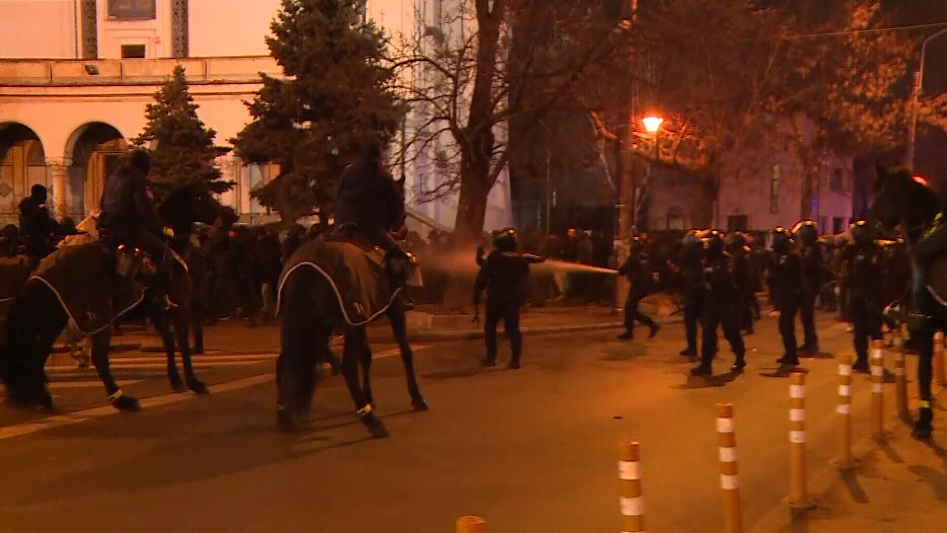 Incidente grave înainte de Dinamo - UTA Arad! S-au folosit gaze lacrimogene, după ce ultrașii de la CSA Steaua au făcut haos