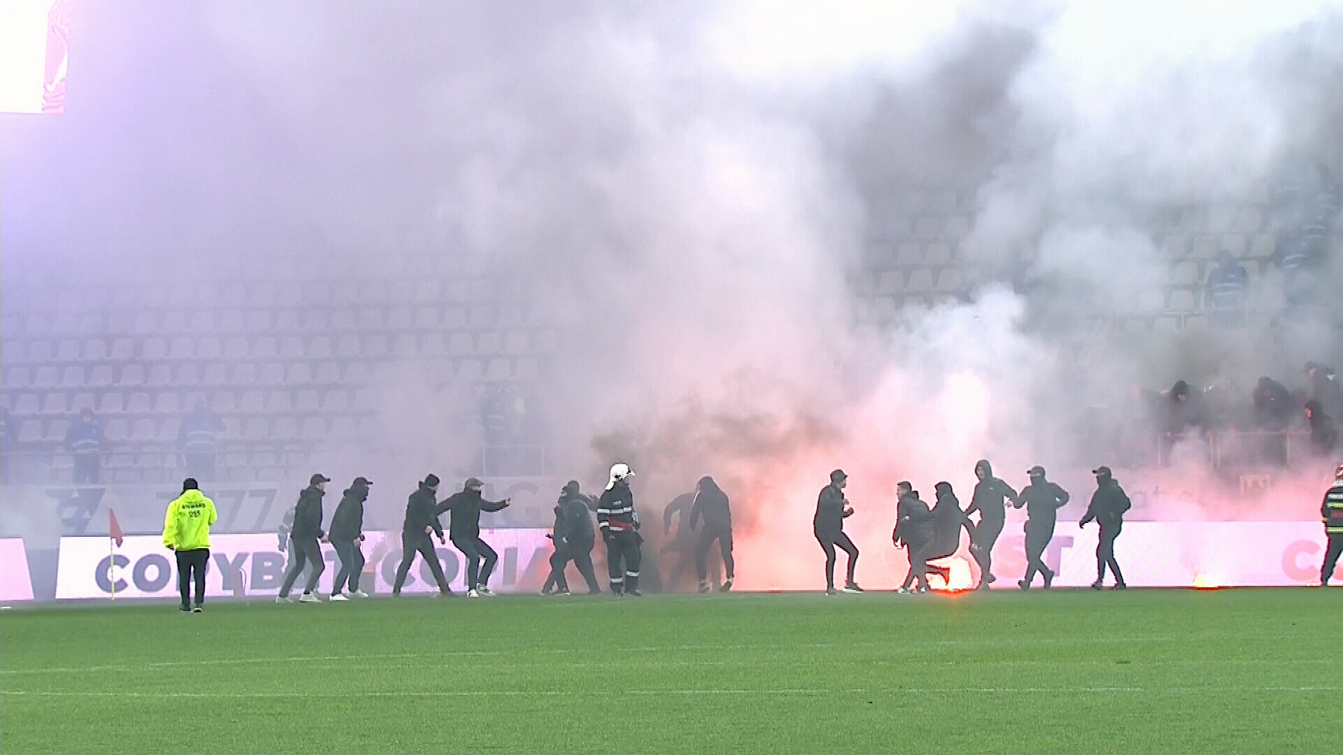 Incidentele s-au mutat în stadion. Imagini neverosimile de la Dinamo - UTA: suporterii s-au bătut pe gazon!