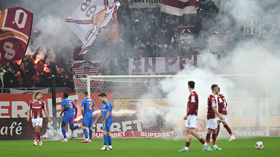 Gestul superb al lui Ovidiu Hațegan de la Rapid - FCSB. Reacție promptă, după ce s-au aruncat petarde în teren