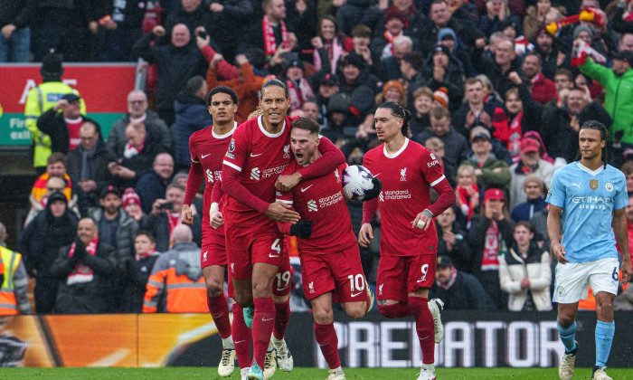 Alexis Mac Allister of Liverpool celebrates his goal with Virgil van Dijk of Liverpool during the Premier League match b