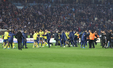 Trabzonspor fans attacked Fenerbahce players in Turkey