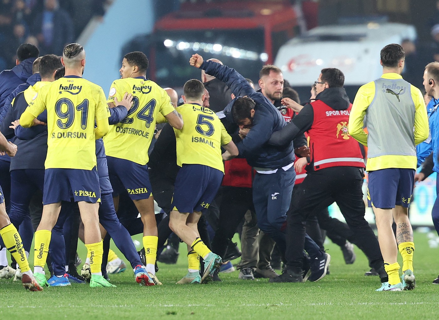 Ce decizie radicală vrea să ia Fenerbahce, după bătaia generală de la meciul cu Trabzonspor