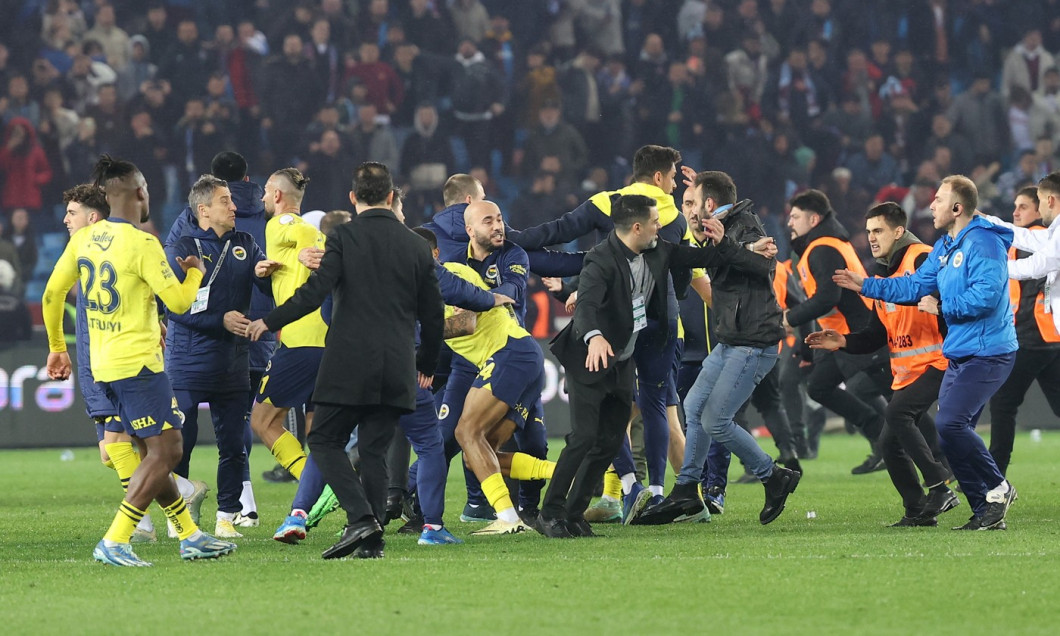 Fenerbahce Players Attacked By Rival Trabzonspor Fans - Turkey