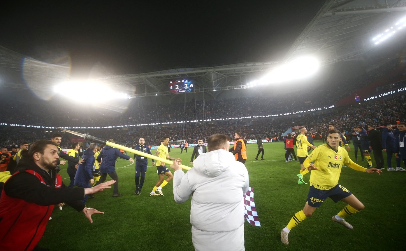 FIFA, reacție-fulger! Scene neverosimile la Trabzonspor - Fenerbahce: jucătorii s-au luat la bătaie cu fanii