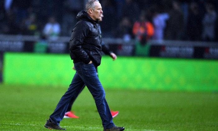 Moenchengladbach, Germany. 04th Feb, 2017. Freiburg's coach Christian Streich shouts instructions from the sidelines during the German soccer Bundesliga fixture between Borussia Moenchengladbach and SC Freiburg in the Borussia Park Stadium in Moenchenglad