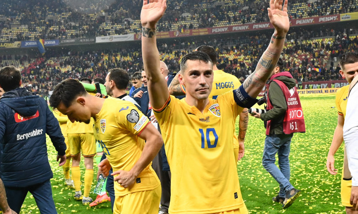 Nicolae Stanciu saluta publicul dupa meciul de fotbal dintre Romania si Elvetia, din cadrul preliminariilor Campionatulu