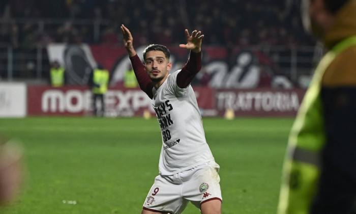 Albion Rrahmani saluta suporterii rapidisti dupa meciul de fotbal dintre Rapid Bucuresti si FC Hermanstadt, din cadrul S