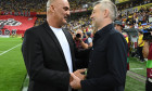 Cei doi antrenori Edward Iordanescu si Alon Hazan se saluta inaintea meciului de fotbal dintre Romania si Israel, din ca