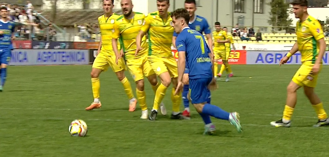 Unirea Slobozia  - CS Mioveni 1-0. Ialomițenii, un nou pas spre SuperLiga. Gol controversat și un eliminat